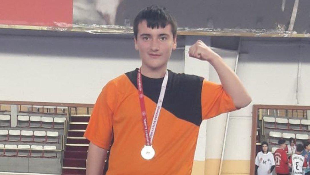  Bilek Güreşi Türkiye Şampiyonası Ankara Seçmeleri Yıldızlar Sol Kol Yarışmasında Karahamzalı Ortaokulu Öğrencimiz Emirhan ERDOĞAN Bilek Güreşi 60 kg Sol Kolda Ankara Birincisi Oldu 