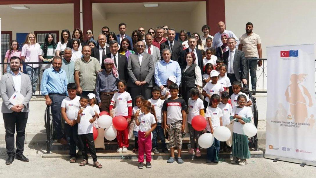 Kaymakamımız Sayın Murat BULACAK 12 Haziran Dünya Çocuk İşçiliğiyle Mücadele Günü Etkinlikleri Kapsamında Sarıoba Köyünde Tarım İşçisi Ailelerinin Çocukları İle Bir Araya Geldiler